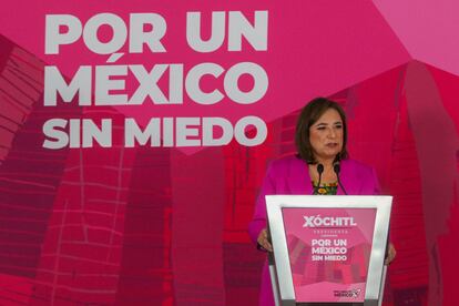 Xóchitl Gálvez habla en la conferencia de prensa "Por un México sin Miedo", acompañada de Rubén Moreira, en marzo de 2024.