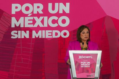 Xóchitl Gálvez habla en la conferencia de prensa "Por un México sin Miedo", acompañada de Rubén Moreira, en marzo de 2024. 