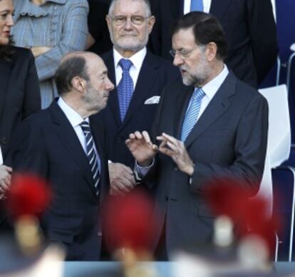 Rubalcaba y Rajoy en el desfile nacional.