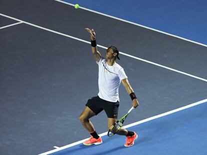 Nadal sirve durante las semifinales contra Cilic.