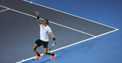 Nadal sirve durante las semifinales contra Cilic.