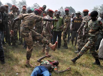 IM&Aacute;GENES QUE PUEDEN HERIR LA SENSIBILIDAD DEL LECTOR. Una ceremonia militar presidida por el Presidente interino de la Rep&uacute;blica Centroafricana, Catherine Samba Panza, ha terminado violentamente despu&eacute;s de que los soldados lincharan hasta la  muerte a un hombre, sospechoso de ser exrebelde, seg&uacute;n periodistas de AFP. Los soldados han atacado a pedradas, golpes y pu&ntilde;aladas a un joven vestido de paisano hasta causarle la muerte. Posteriormente, su cad&aacute;ver ha sido arrastrado por las calle de Bangui. 