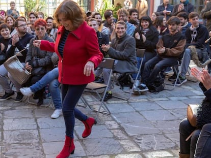 La actriz Carmen Maura, en un encuentro con estudiantes en la Escuela Superior de Arte Dramático de Sevilla.