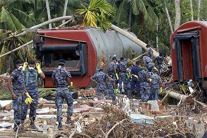 Soldados de Sri Lanka inspeccionan vagones del tren que descarriló entre Colombo y Galle.