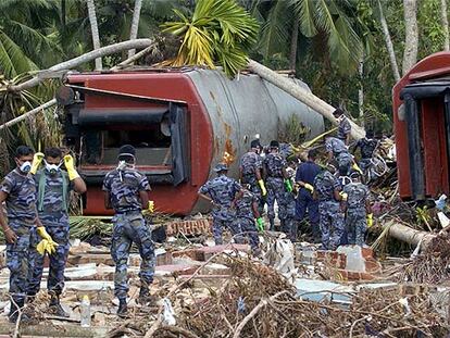Soldados de Sri Lanka inspeccionan vagones del tren que descarriló entre Colombo y Galle.