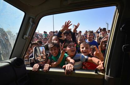 Ni?os iraques dan la bienvenida a las tropas del ejrcito iraqu en su camino hacia Kirkuk (Iraq).