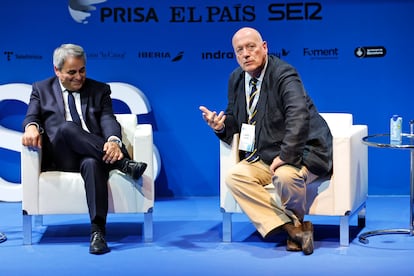 Xavier Bertrand (izquierda), presidente del Consejo Regional de Hauts-de-France y exministro francés junto a Renaud Girard, periodista de 'Le Figaro'.