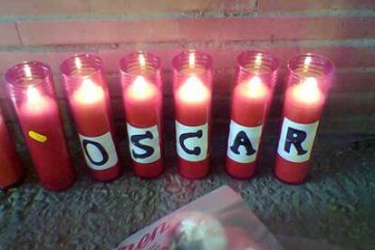 Unas velas recuerdan en El Pozo a uno de los fallecidos.