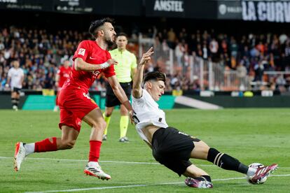 Manuel Morlanes persigue a Pepelu, centrocampista del Valencia, durante el partido de este sábado.