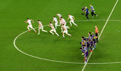 Los jugadores de Croacia celebran la clasificación para cuartos de final tras vencer en la tanda de penaltis a Japón.