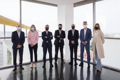 De izquierda a derecha, Joan Amigo, CFO de Applus; Raquel Lalueza, directora de transformación y control de gestión de Aguas de Barcelona; Joan Tubau, socio responsable de assurance en Cataluña de EY; Joaquim Bauló, CFO de Europastry; Francesc Maynou, socio de assurance en Cataluña de EY; Pol Bremon, CFO de Isdin, y Margarita Salvans, CFO de Mango.