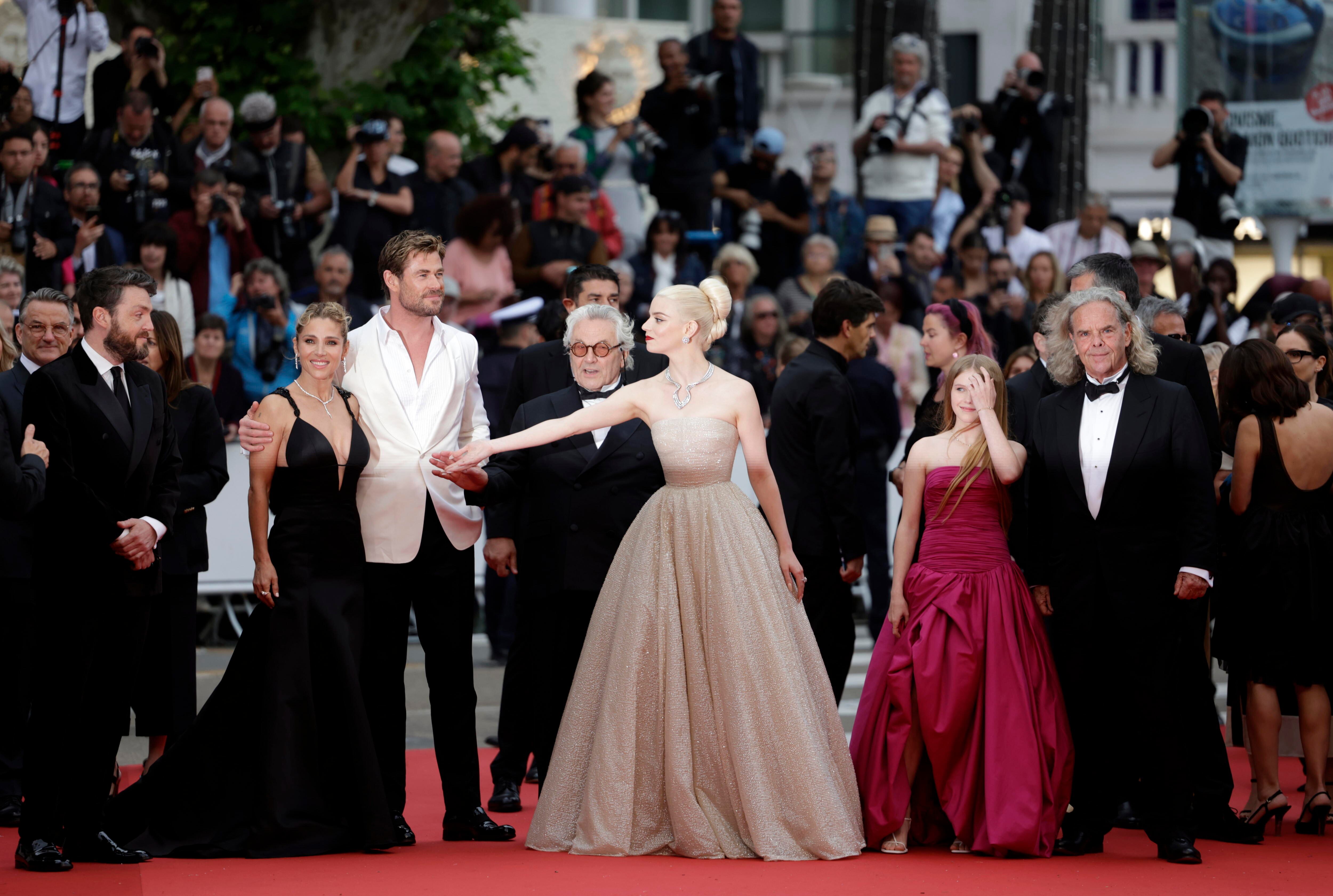 El equipo de 'Furiosa' en Cannes: desde la izquierda, Tom Burke, Elsa Pataky, Chris Hemsworth, el director George Miller y Anya Taylor-Joy.