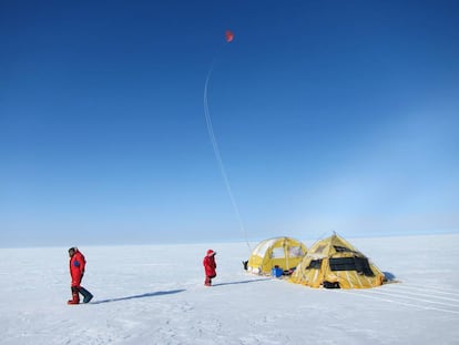 La cometa que tira del Trineo de Viento va a 300 metros de distancia del ecovehículo polar y mide hasta 150 metros cuadrados.