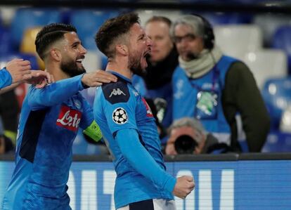 El autor del gol del Nápoles, Dries Mertens, celebra el tanto junto a su compañero Lorenzo Insigne.