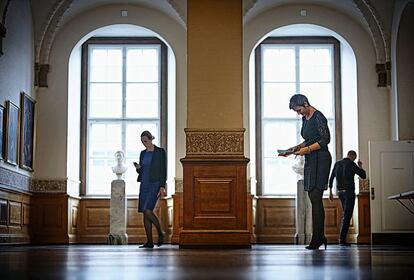 La comisaria revisa unas notas en los pasillos del Parlamento danés.