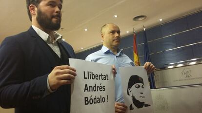 Los dos diputados de ERC con la pancarta de apoyo a Bódalo, este miércoles.