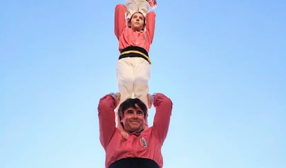 Puigdemont participó el sábado en una torre humana de la colla Vella de Valls en Waterloo.