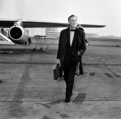 Ian Fleming, autor de las novelas de James Bond, en un aeropuerto en 1964. |