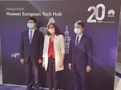 El presidente de Huawei Europa, Li Peng, junto a la presidenta de la Comunidad de Madrid, Isabel Díaz Ayuso, y el CEO de Huawei España, Eric Li.