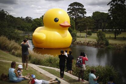 El pato de goma gigante nada por el río Parramatta en Sidney (Australia) después de viajar por todos los rincones del mundo. Es un proyecto que inició el artista holandés Florentijn Hofman.