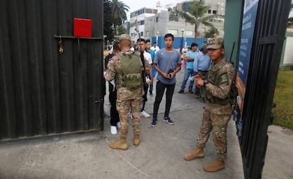 Militares peruanos controlan el ingreso a un recinto electoral, el domingo, en Lima.