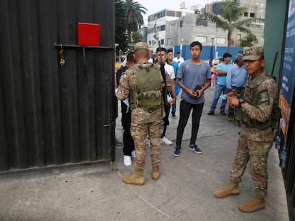 Militares peruanos controlan el ingreso a un recinto electoral, el domingo, en Lima.