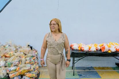 Mayra Silva frente a las bolsas con un pollo entero que se reparten en Antímano.