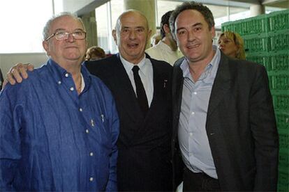Paul Bocuse, entre Juan Mari Arzak y Ferran Adrià, presentó el concurso Bocuse D'Or.