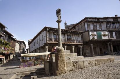 Con un entramado urbano que conserva la arquitectura típica de la sierra de Francia, La Alberca fue declarado conjunto histórico artístico, en 1940. Los dinteles cincelados de las casas hablan de la fecha de su fundación. Cada una de las plantas superiores va sobresaliendo sobre la inferior, hasta que los aleros de los tejados casi se tocan con los de enfrente. www.laalberca.com