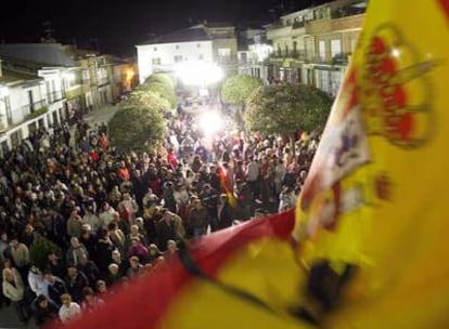 Concentración silenciosa en El Tiemblo en homenaje al guardia Fernando Trapero.