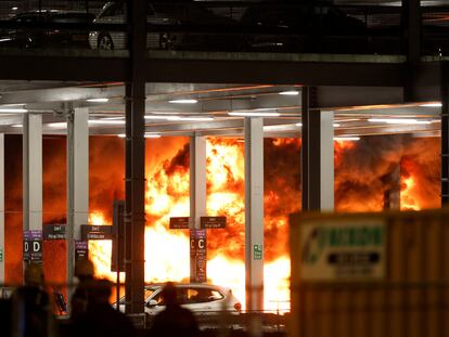 Imágenes de las llamas en el aparcamiento de la Terminal 2 del aeropuerto londinense de Luton, este miércoles.