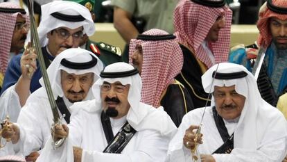 El rey Abdalá, a la izquierda, y su hermano Nayef, sostienen sus espadas en una fiesta tradicional en 2010.