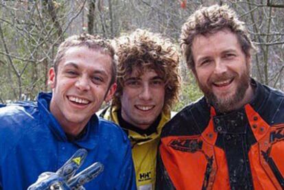 Fotografía colgada en Facebook por el cantante Jovanotti en la que posa junto a Marco Simoncelli y a Valentino Rossi.