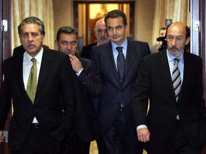 Diego López Garrido, José Luis Rodríguez Zapatero y Alfredo Pérez Rubalcaba, en el Congreso.
