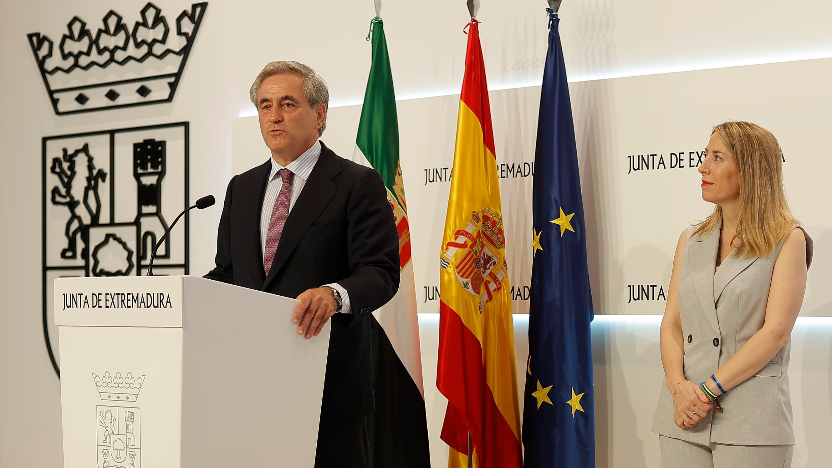 La oposición carga contra el consejero extremeño que ha dimitido por falsear el título: “Es un despropósito”