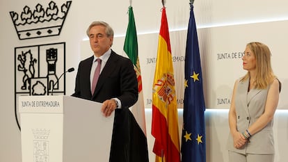 La presidenta de la Junta de Extremadura, María Guardiola, y el consejero de Gestión Forestal y Mundo Rural, Ignacio Higuero, comparecen en Mérida el 12 de julio de 2024 tras el anuncio de la ruptura de Vox con el PP en el Gobierno regional.