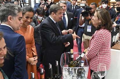 El ministro de Agricultura, Pesca y Alimentación, Luis Planas, y la vicealcaldesa de Madrid, Begoña Villacís inauguraron este lunes la 35ª edición del Salón Gourmets de Madrid. El evento, que presenta el mejor escaparate de tendencias de alimentación y bebidas de alta gama, se celebra hasta el 28 de abril en Ifema.