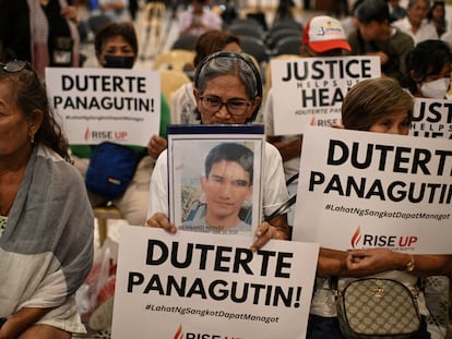 Familiares de las víctimas se manifiestan en Manila durante el inicio de la audiencia en el Tribunal Penal Internacional de La Haya contra el expresidente Rodrigo Duterte