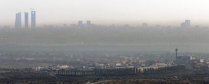 La ciudad, difuminada por la contaminación, vista desde un helicóptero de la DGT.