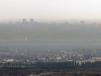 La ciudad, difuminada por la contaminación, vista desde un helicóptero de la DGT.