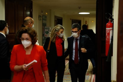 Yolanda Díaz conversa con Félix Bolaños, en el Congreso, el pasado miércoles.