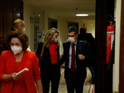 Yolanda Díaz conversa con Félix Bolaños, en el Congreso, el pasado miércoles.