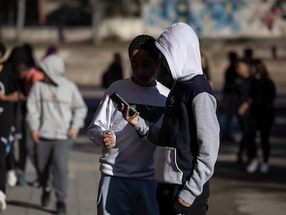 Alumnos utilizan sus teléfonos móviles durante el recreo en un instituto de Terrassa.