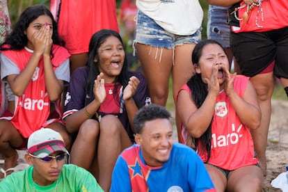 “En estos tiempos que estamos viviendo todavía sufrimos mucho racismo; todavía hay muchos temas de invasiones a nuestro territorio. Creo que esto (los juegos) realza nuestra resistencia, nuestra cultura, nuestra fuerza”, ha dicho la atleta indígena Juliana do Prado. En la imagen, un grupo de espectadores durante uno de los partidos de fútbol de los Juegos de Peruibe. 