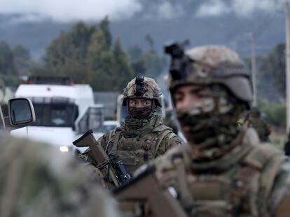 Personal militar patrulla el área donde fueron asesinados los tres carabineros en Cañete, región del Bío Bío (Chile), el 27 de abril.