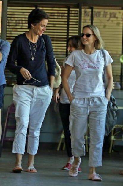 Jodie Foster y Alexandra Hedison paseando por Beverly Hills el pasado mes de octubre.