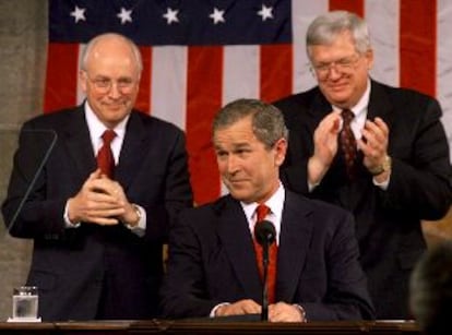 El presidente George Bush recibe aplausos antes de dirigirse al Congreso el martes en Washington.