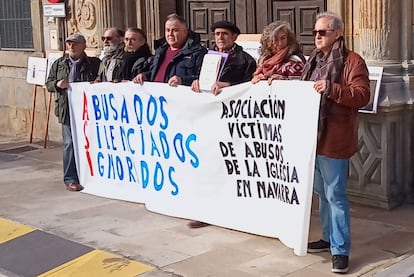 Concentración de la Asociación de Víctimas de Abusos en la Iglesia en Navarra en febrero a las puertas del arzobispado de Pamplona-Tudela.

