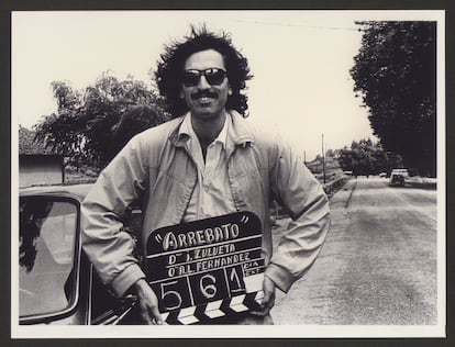 Fotografía con claqueta del director Iván Zulueta, 1979.. Crédito: Fondo Iván Zulueta. Filmoteca Española.