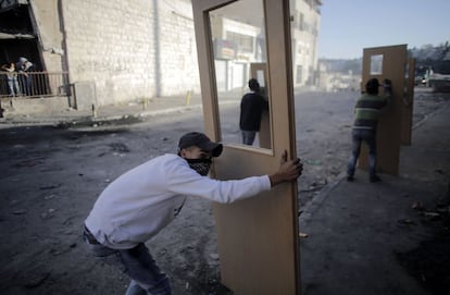 Enfrentamientos entre palestinos y policía en un puesto de control entre el campo de refugiados de Shuafat y Jerusalén, Israel.